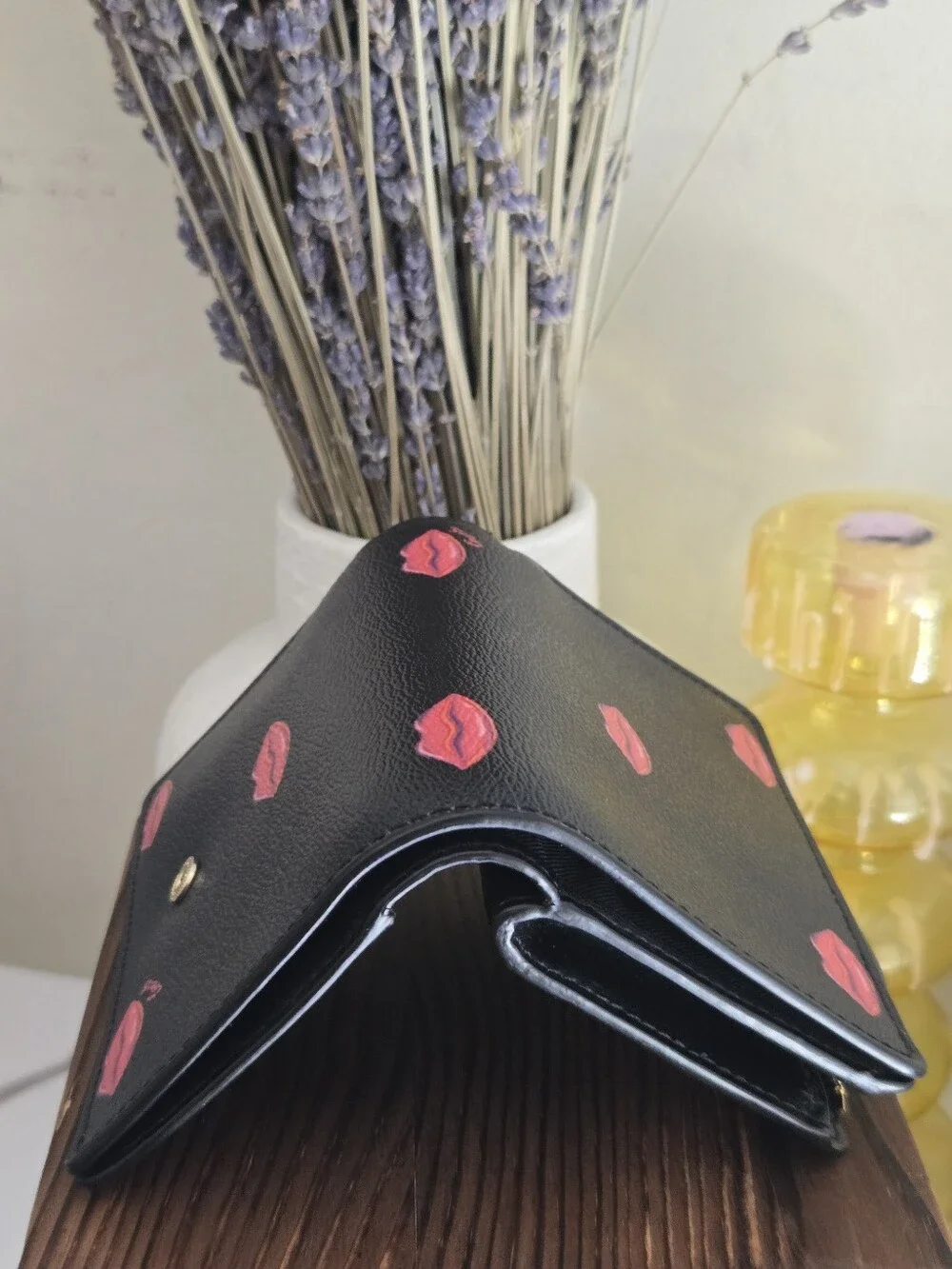 💋Like New Coach Lips Print Black Leather Trifold Wallet💋